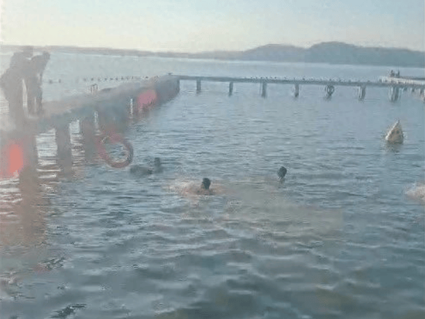 18岁游客凌波门看日出后跳水下沉，女友以为其水下嬉戏，东湖义警马寅、雷军联手施救