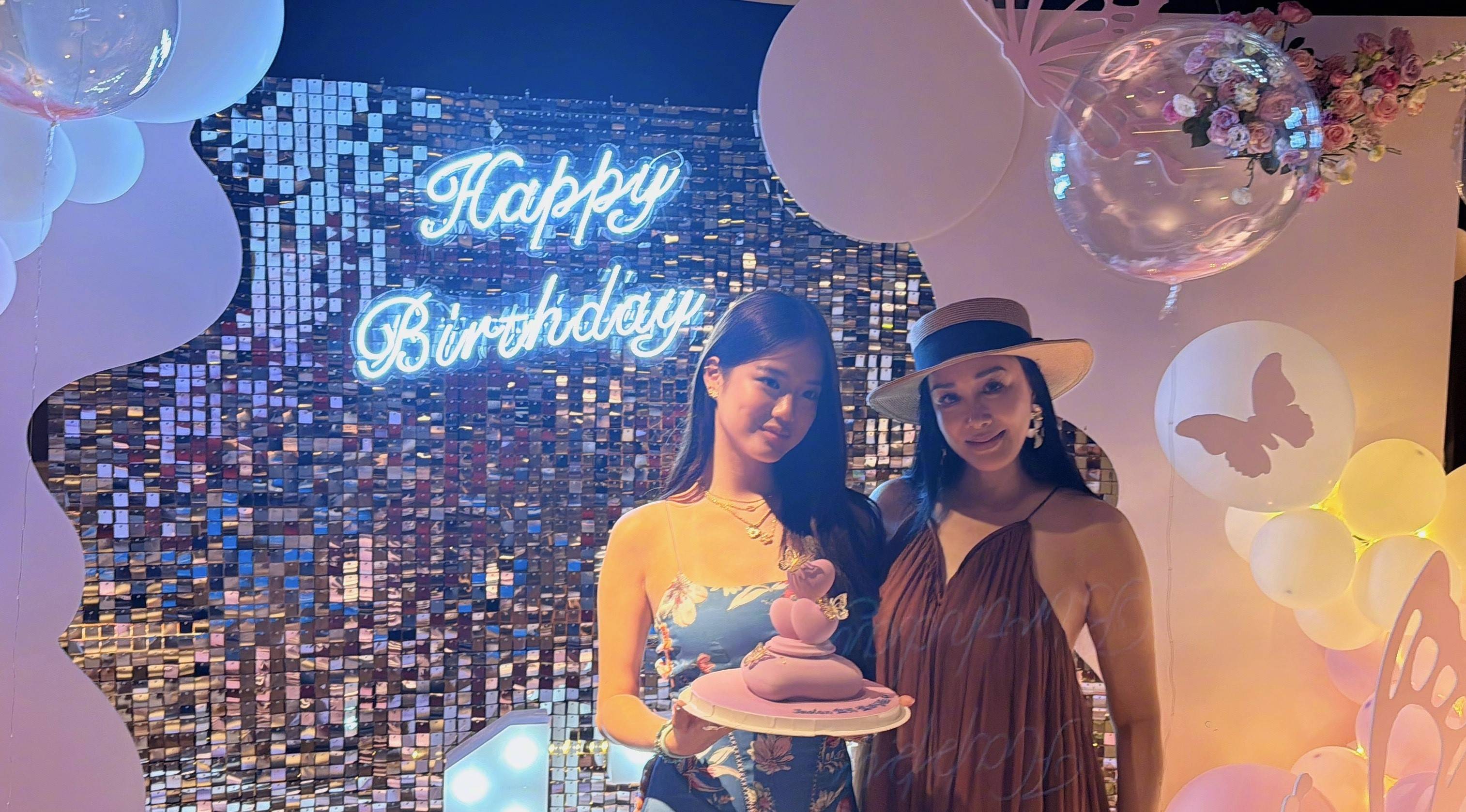 钟丽缇为女儿Jaden庆祝17岁生日 Jaden穿蓝色吊带裙明艳大方