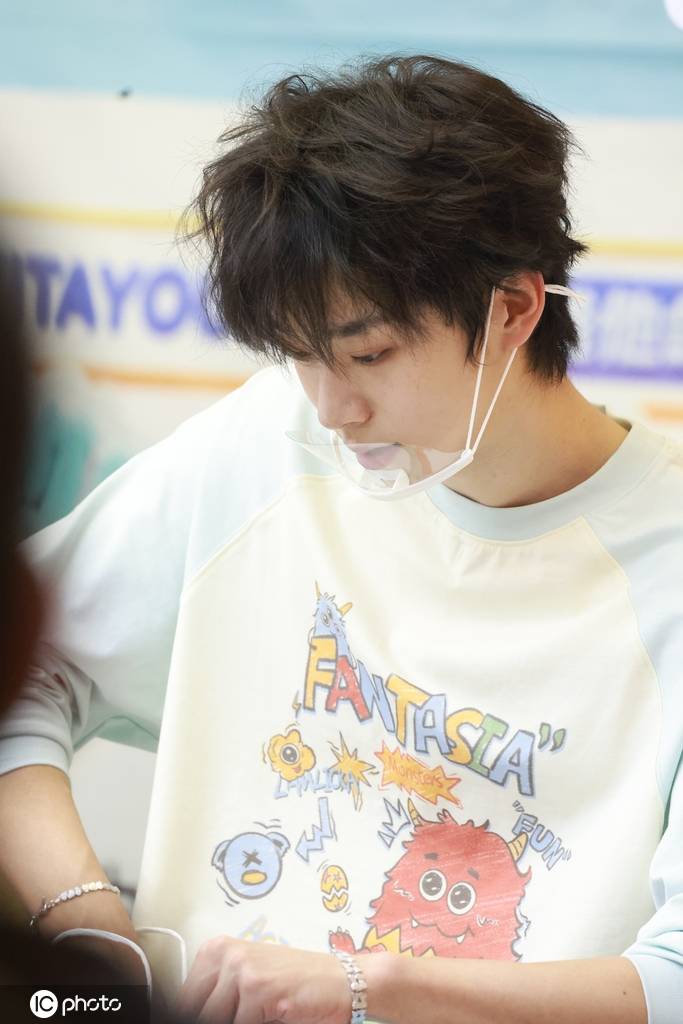 张嘉元亮相成都《微笑一号店》一日店长活动