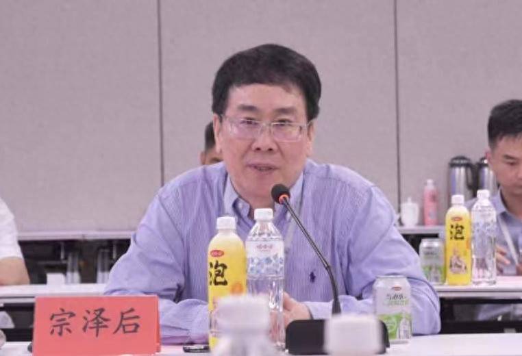 原创            宗馥莉遭叔叔背刺！宗泽后帮腔杜建英，指责她太自私，应接纳弟妹