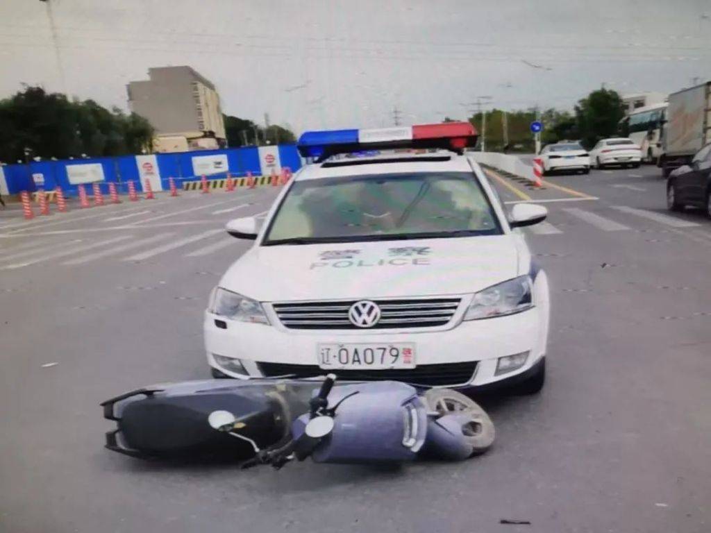 沈阳一男子将私家车改为白色警车 与电动车剐碰后被民警识破