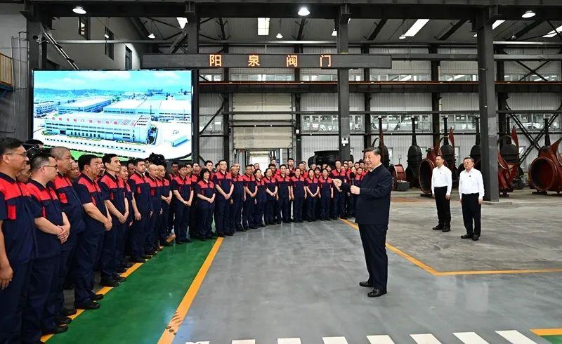 △2025年7月7日，习近平总书记在山西阳泉阀门股份有限公司考察时，同企业员工亲切交流。