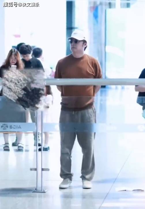 原创            王诗龄回国过暑假，王岳伦现身机场接女儿回家，头戴墨镜酷飒青春