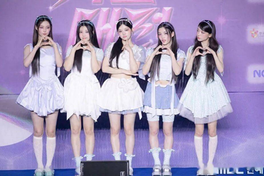 韩女团歌谣大战现场表演，有网友赞扬专业，有网友质疑并非真唱