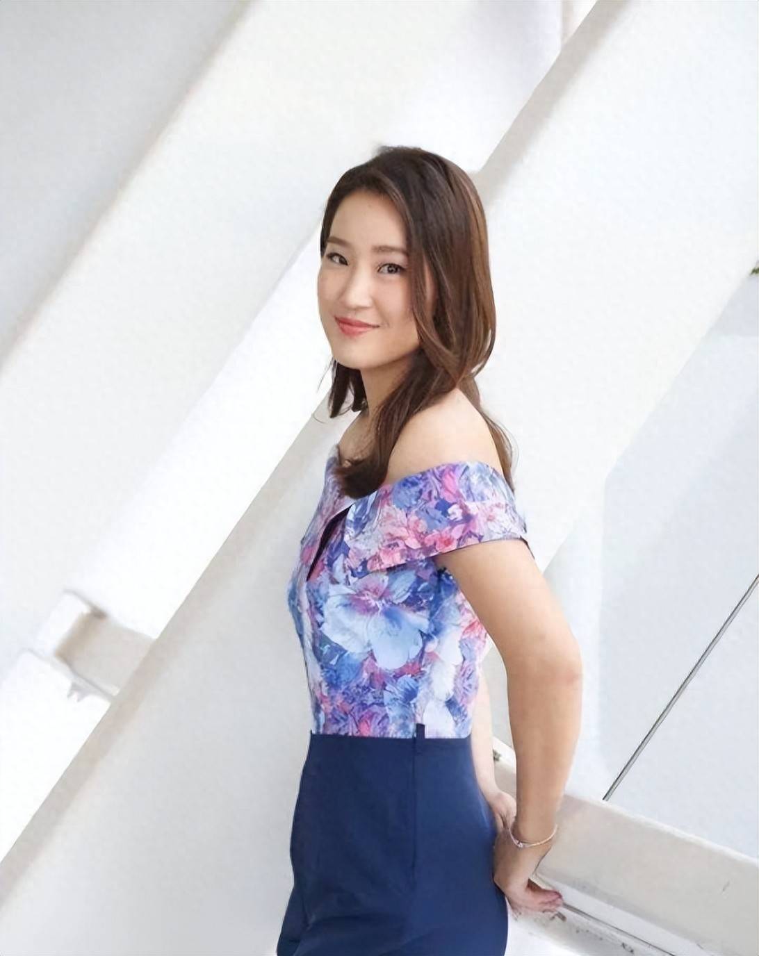 恭喜！TVB前小花过大礼，金器铺满整整一层，被赞火辣身材更亮眼