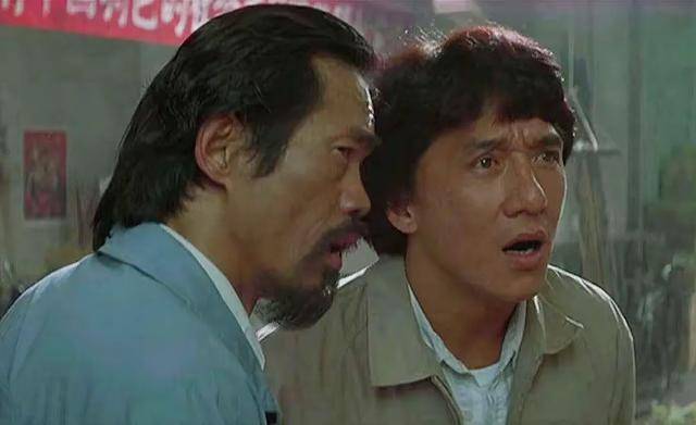 74岁元华近况曝光，加拿大泳池边被偶遇，白发稀疏仍精神奕奕