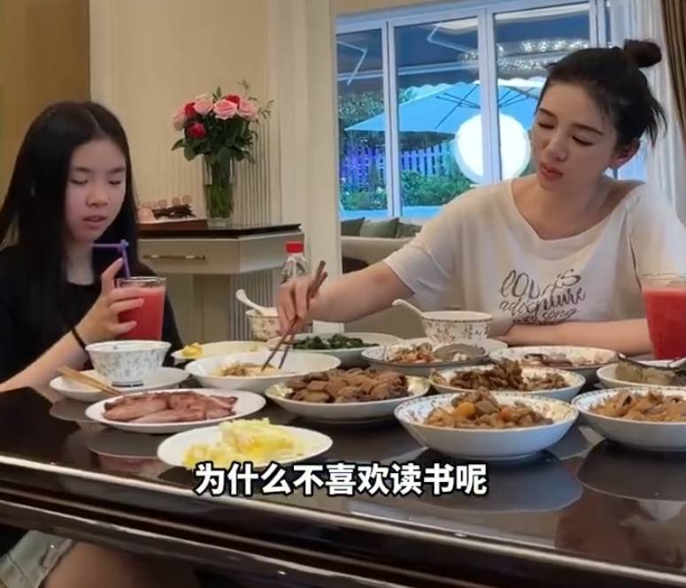 黄奕女儿想去韩国当练习生遭拒绝 回怼：你都能当艺人为什么我不能