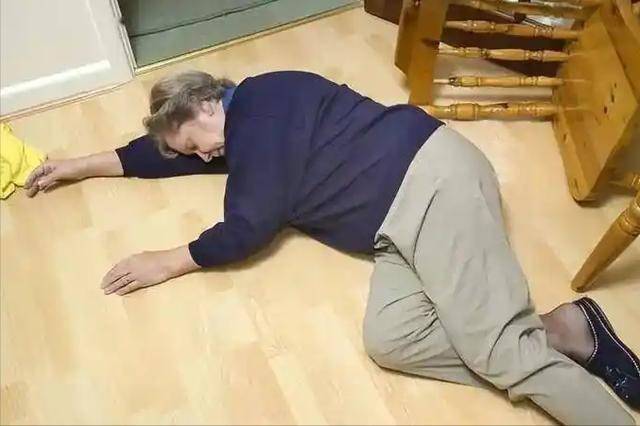 61岁大妈午饭后猝死！医生：天热宁愿吃饱坐着，也别在饭后做3事