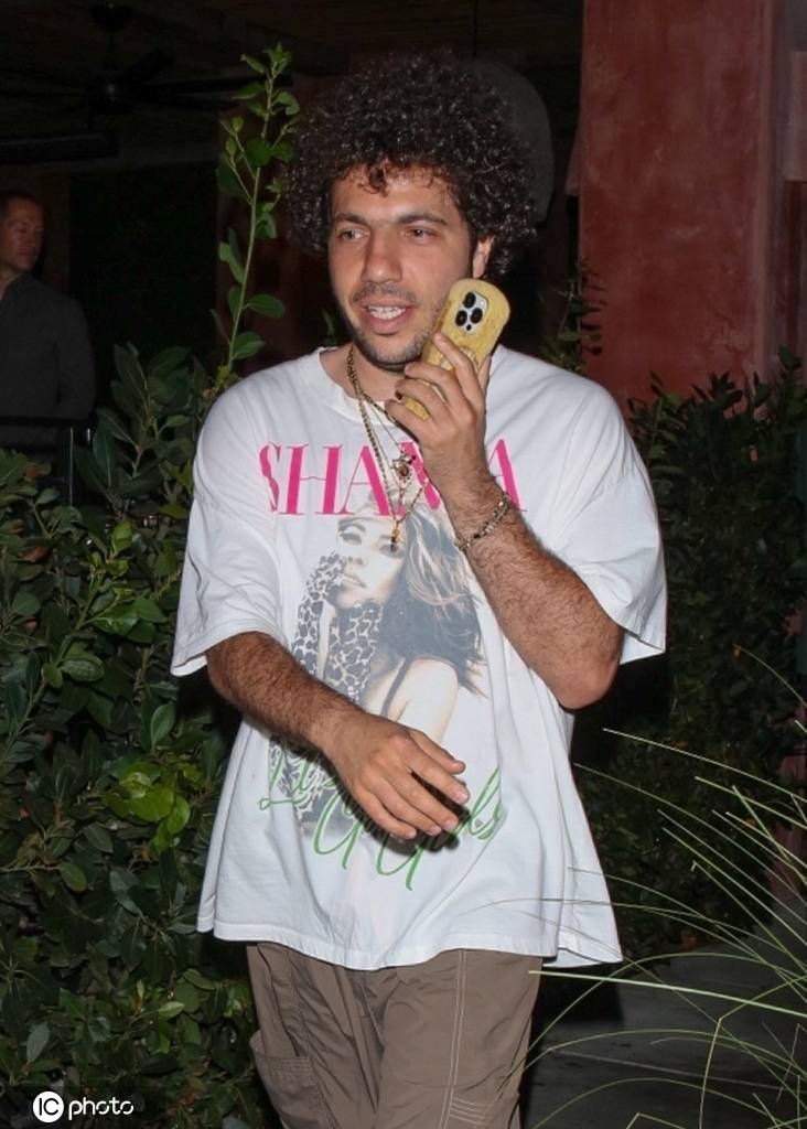 赛琳娜·戈麦斯的未婚夫本尼·布兰科现身街头