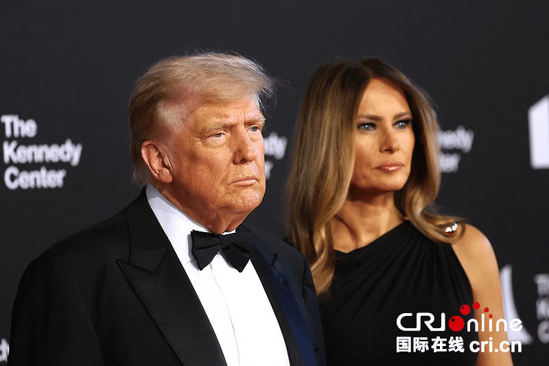 共和党人“花式致敬”特朗普！外媒称特朗普已掌控肯尼迪表演艺术中心