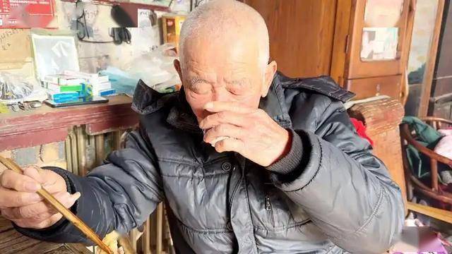 调查发现：那些每天喝酒的老年人，到70岁后，很多都变成了这样