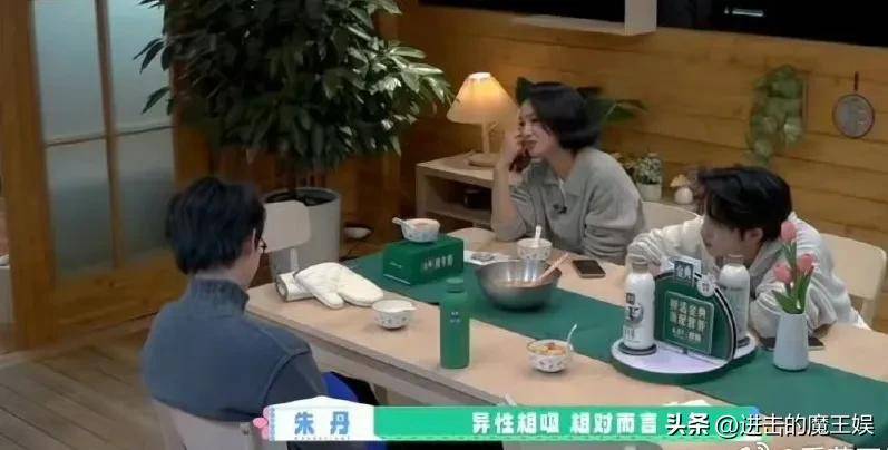 朱丹发言再掀热议，综艺用词引争议，网友呼吁谨言慎行！