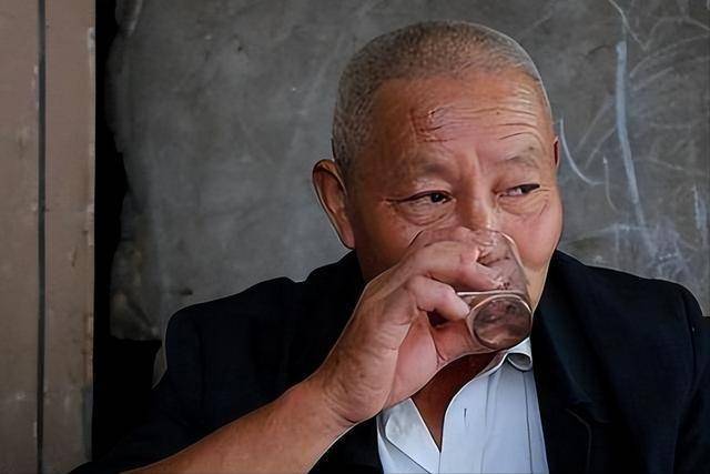 医生发现：男性若长期不喝酒，过不了几个月，身体或出现4个改变