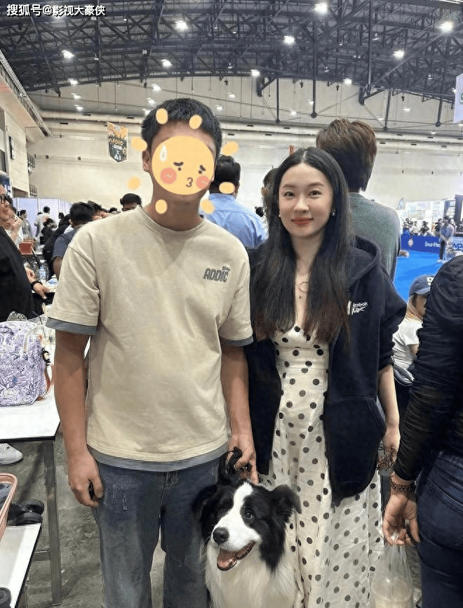 原创            霍思燕带嗯哼现身泰国参加犬展，穿长裙状态少女，但背影还是显壮