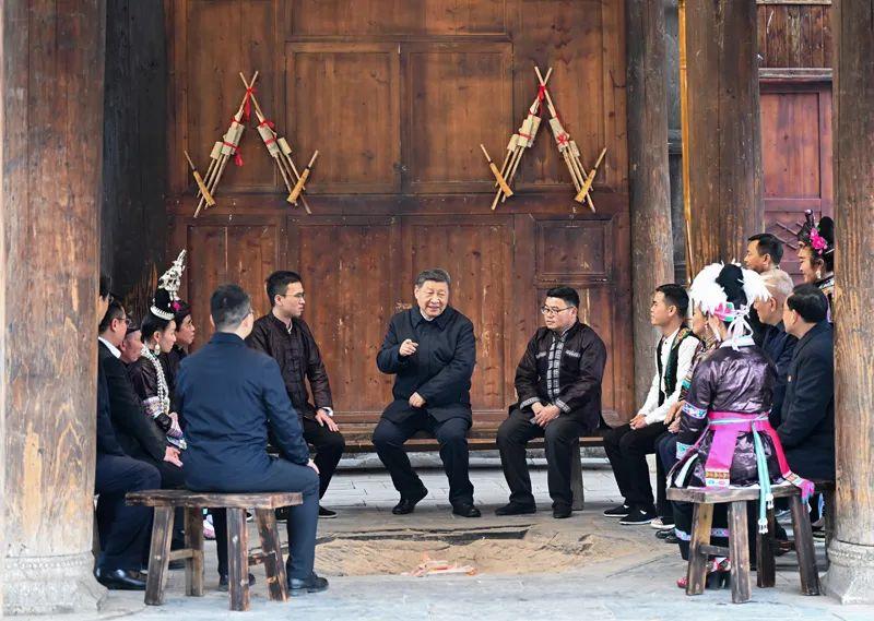 △2025年3月17日，习近平总书记在贵州黔东南州黎平县肇兴侗寨考察时，同村干部和村民代表围坐在火塘边，共话乡村全面振兴。