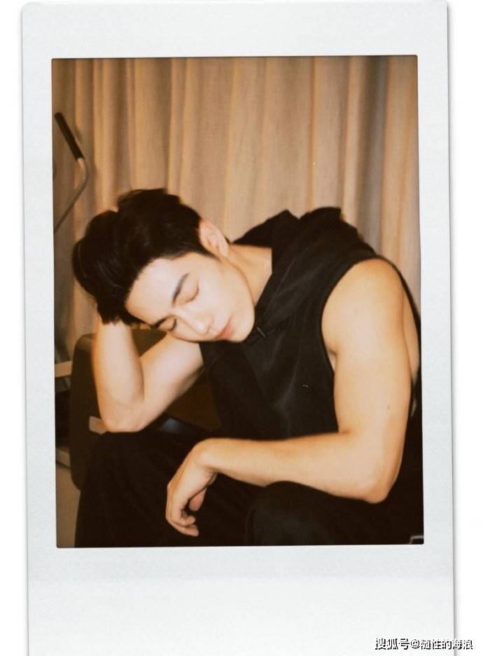 原创            肖战微博焕新首秀：“上班下班”间尽显真实魅力