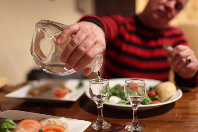 酒说戒就戒了？医生实话：能成功戒酒的人，大都有3个可怕特质