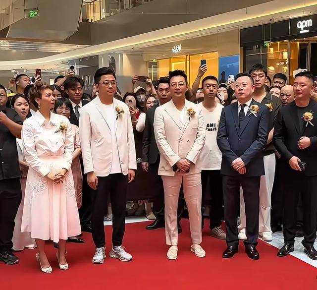 原创            汪小菲一双儿女抵达大草原！箖儿不拿平板了，玥儿时刻跟着马筱梅