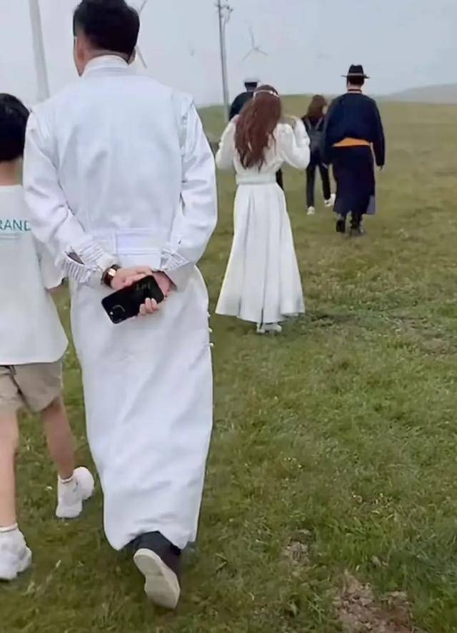 原创            玥儿主动给汪小菲整理衣服，汪小菲亲自为玥儿牵马，父女互动有爱