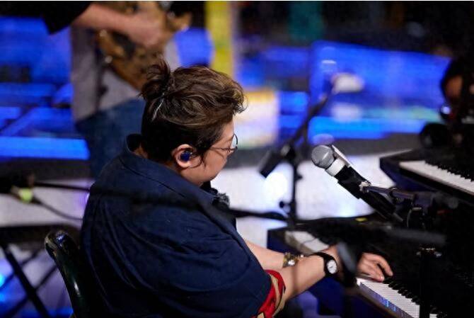 原创            韩红宣布不再录综艺！未来可能会过得清贫，但她有自己的想法