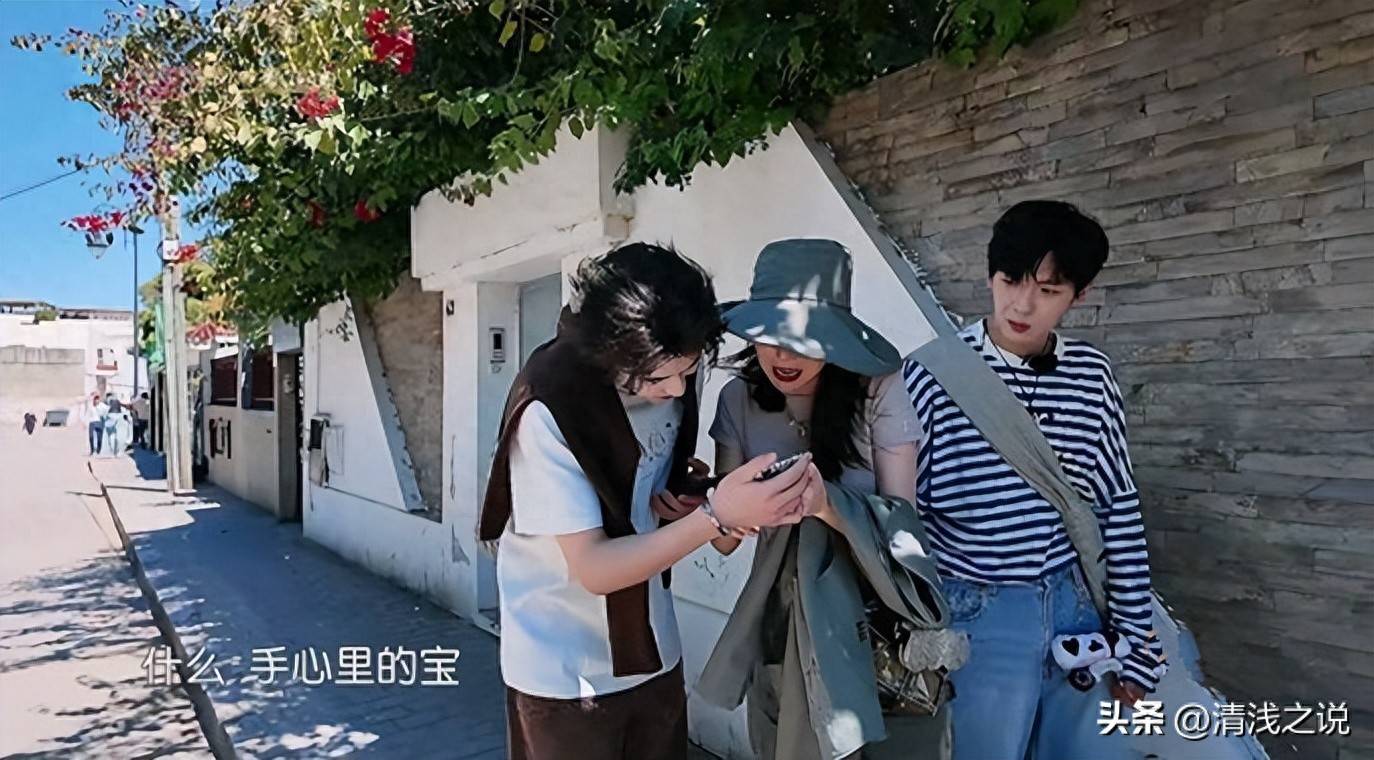 原创            没想到你是这样的姜妍，《中餐厅9》黄晓明开大会时她带头开小会