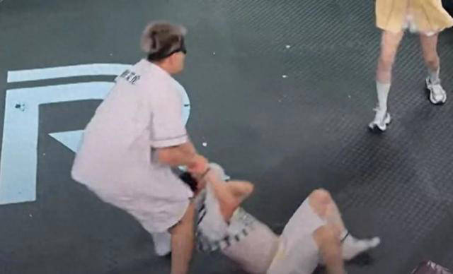 周深录制综艺遭嘉宾拖拽，本人做出回应