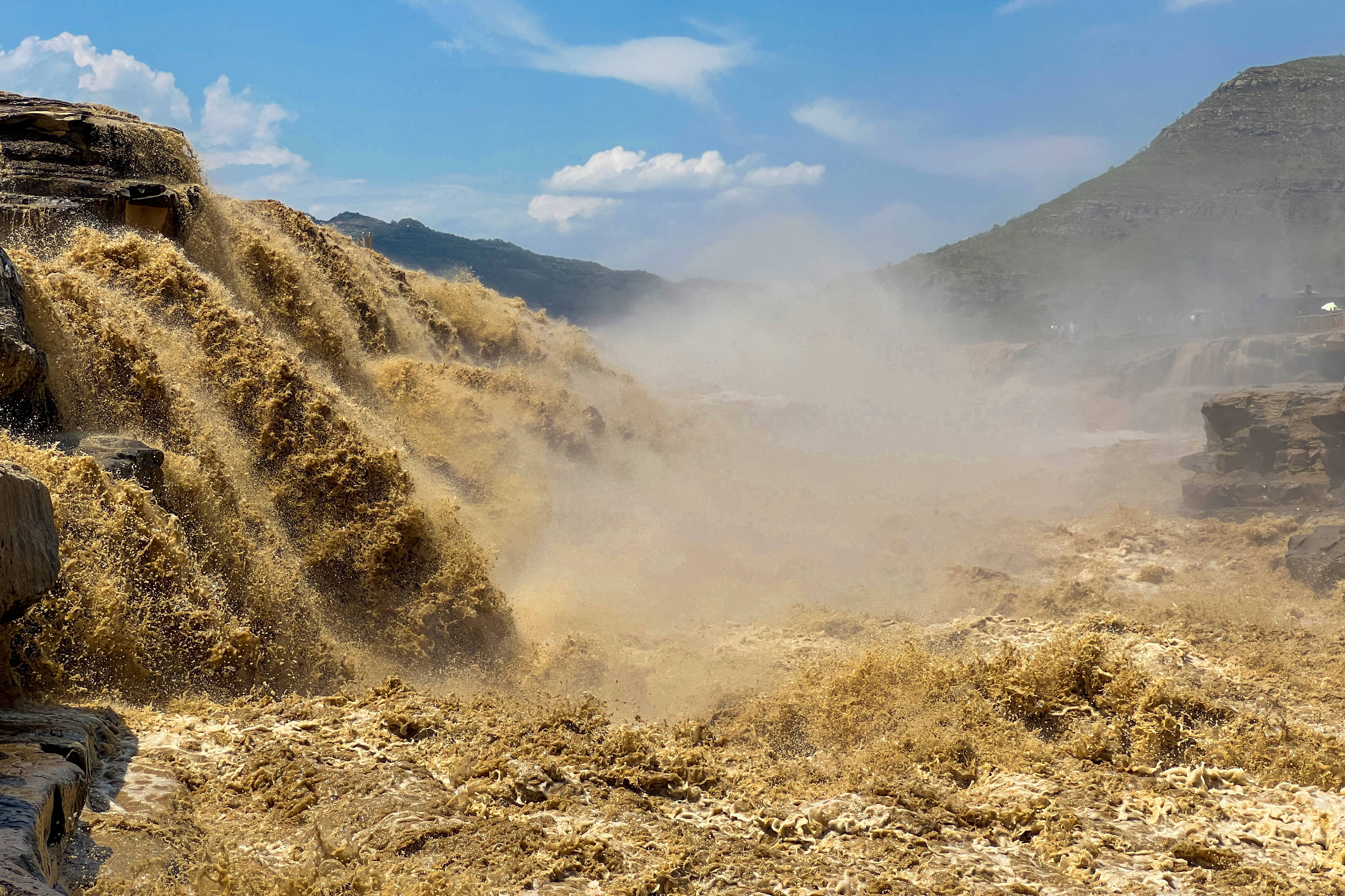 陕西黄河壶口瀑布迎来今年最大水流量，再现“90版50元人民币”壮阔取景瀑布