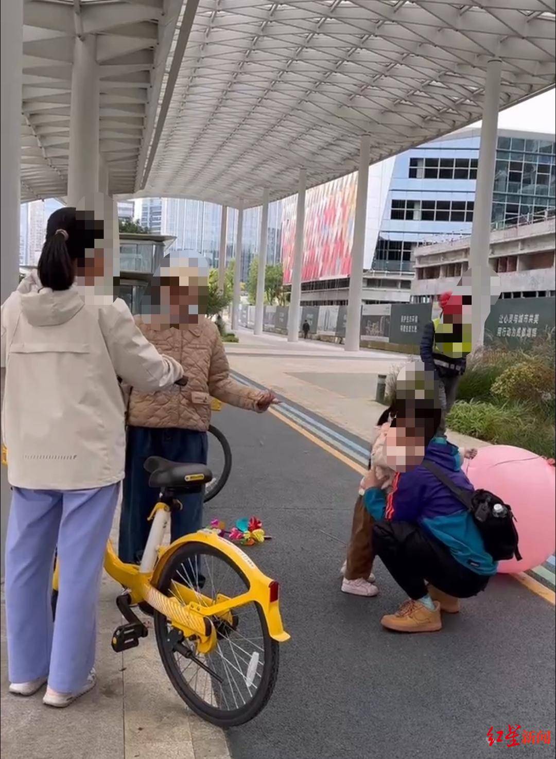 10岁女童骑车撞倒其女，因“欠一句道歉”80万粉丝博主起诉索赔3万元，一审判了