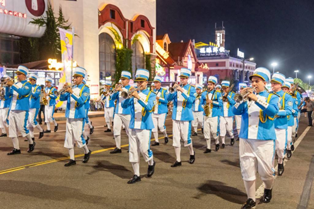 俄罗斯铜管乐团+青春少女仪仗队，啤酒城艺术巡游精彩吸睛！