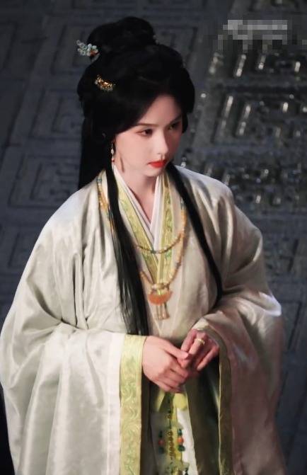 陈都灵穿素色古装长裙莞尔一笑 皮肤白皙优雅又迷人