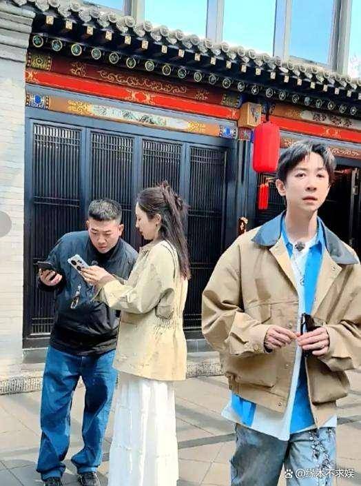 原创            董璇张维伊6月21号登记再婚，两人更多亲密合影被扒，男方晒全家福！