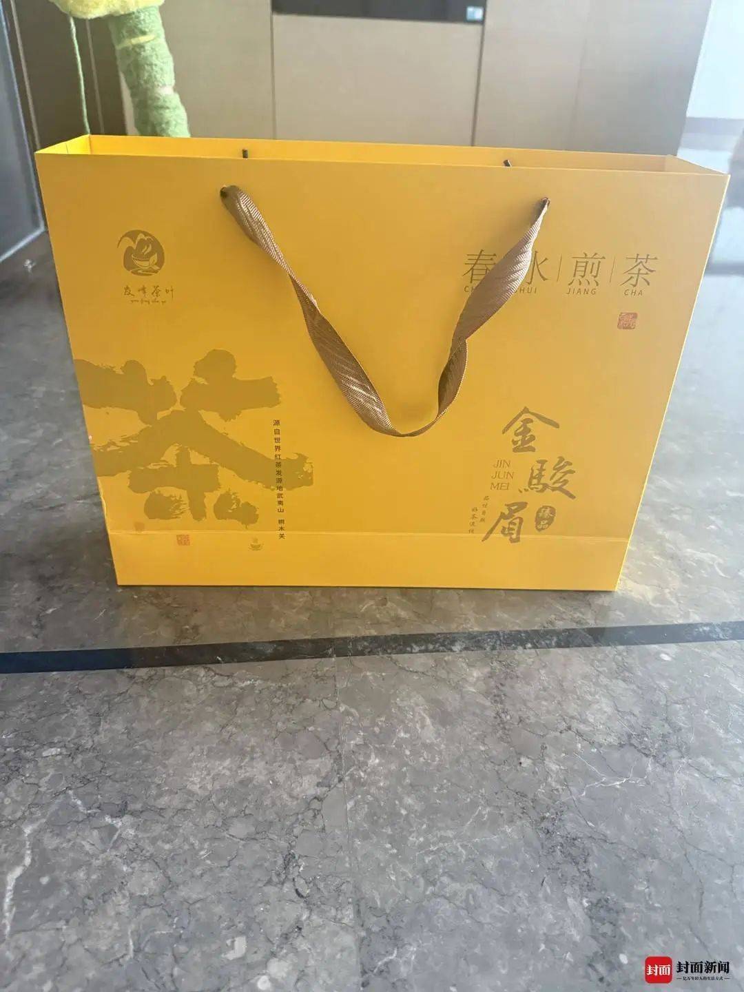 成都街头现“豪车拦路卖茶叶”，888元买5盒“边角料”？套路曝光→