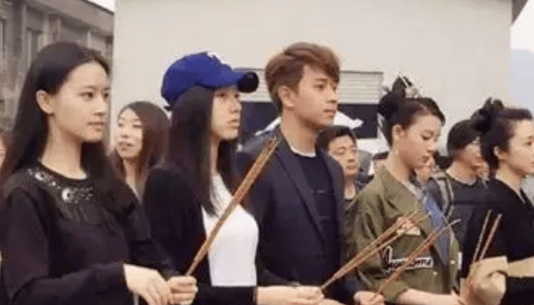 原创            横店女明星热得命好苦的样子