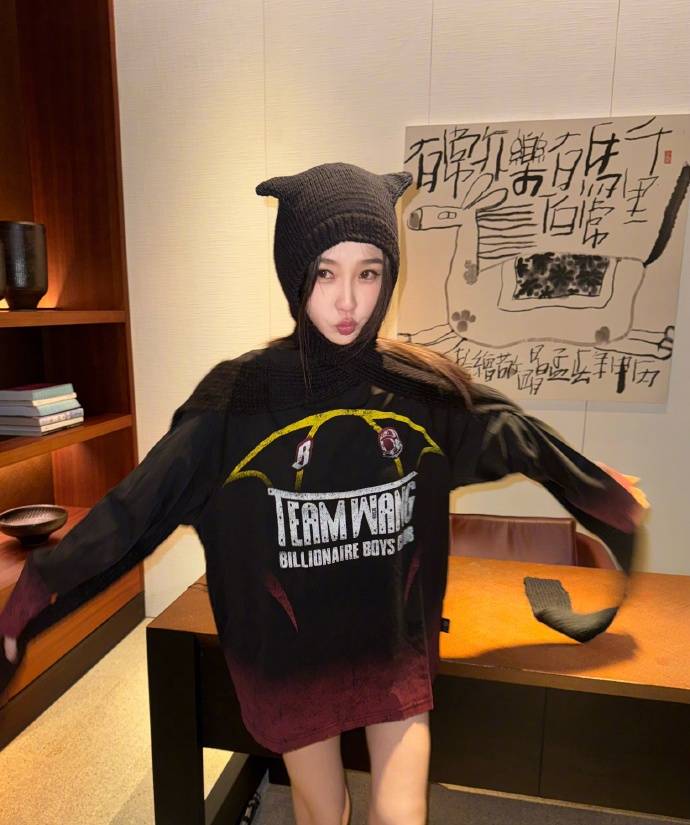 虞书欣戴猫耳帽灵动可爱 对镜甜笑气质又甜又酷