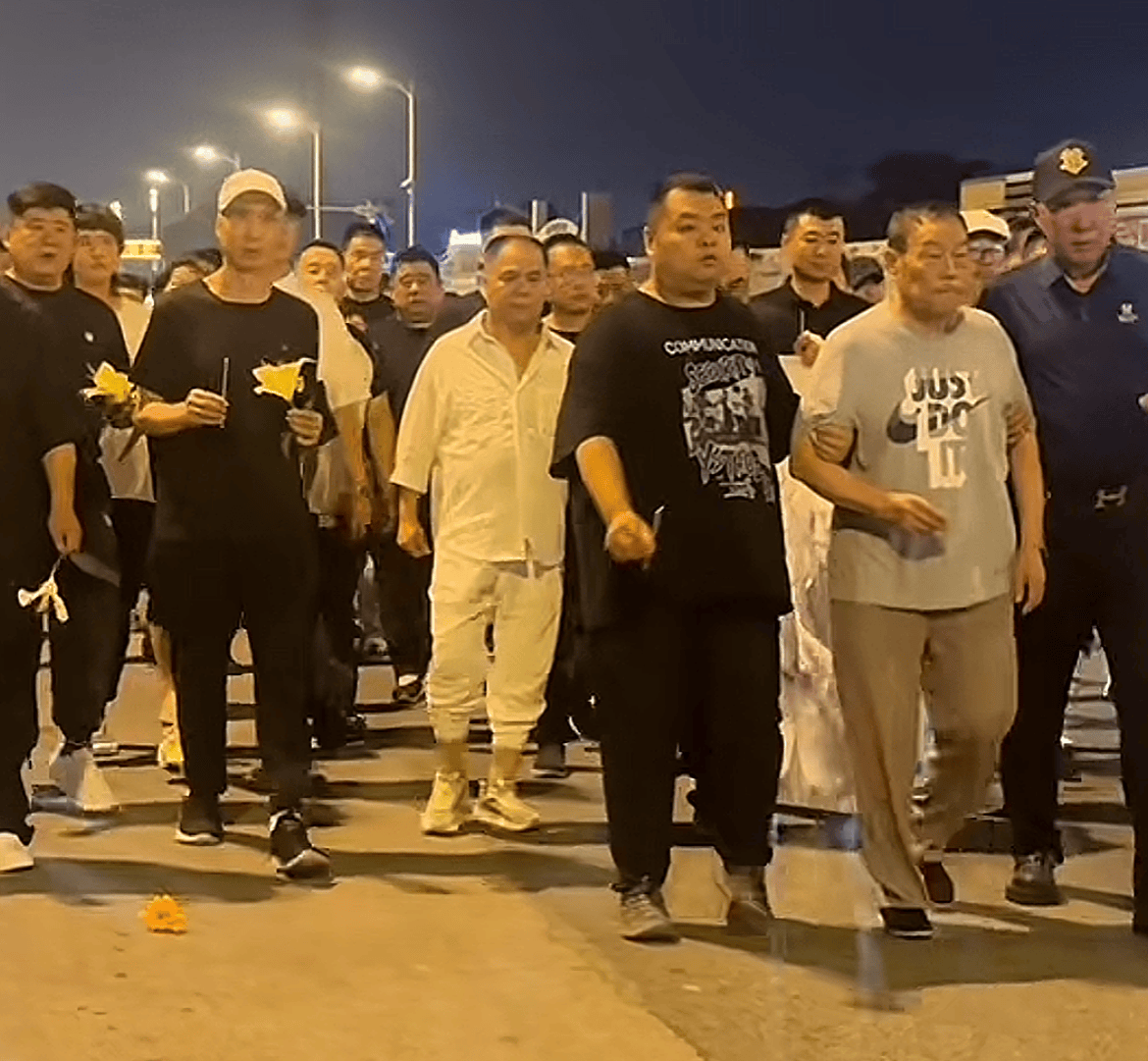 原创            杨少华吊唁现场再现“大和解”！杨议握杨进明手，前妻戴首饰现身