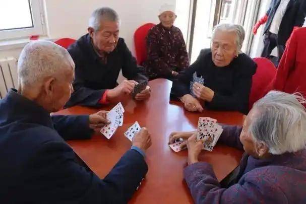 天气炎热，医生提醒痛风患者：宁可多打打牌，也不要随意做这4事