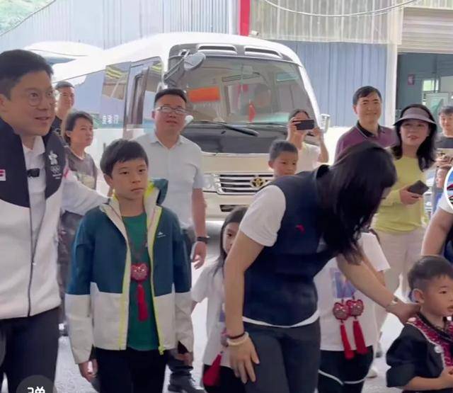 原创            郭晶晶全家现身贵州！霍中妍霍中怡打扮像双胞胎，霍启刚表现温柔