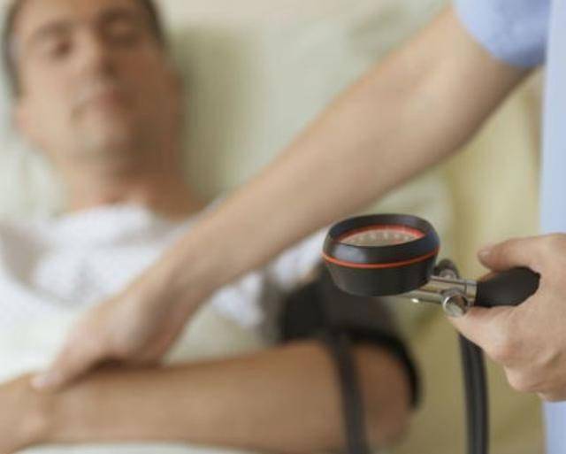 三伏天将至，医生再三呼吁：天热吃降压药时，一定要警惕这5点