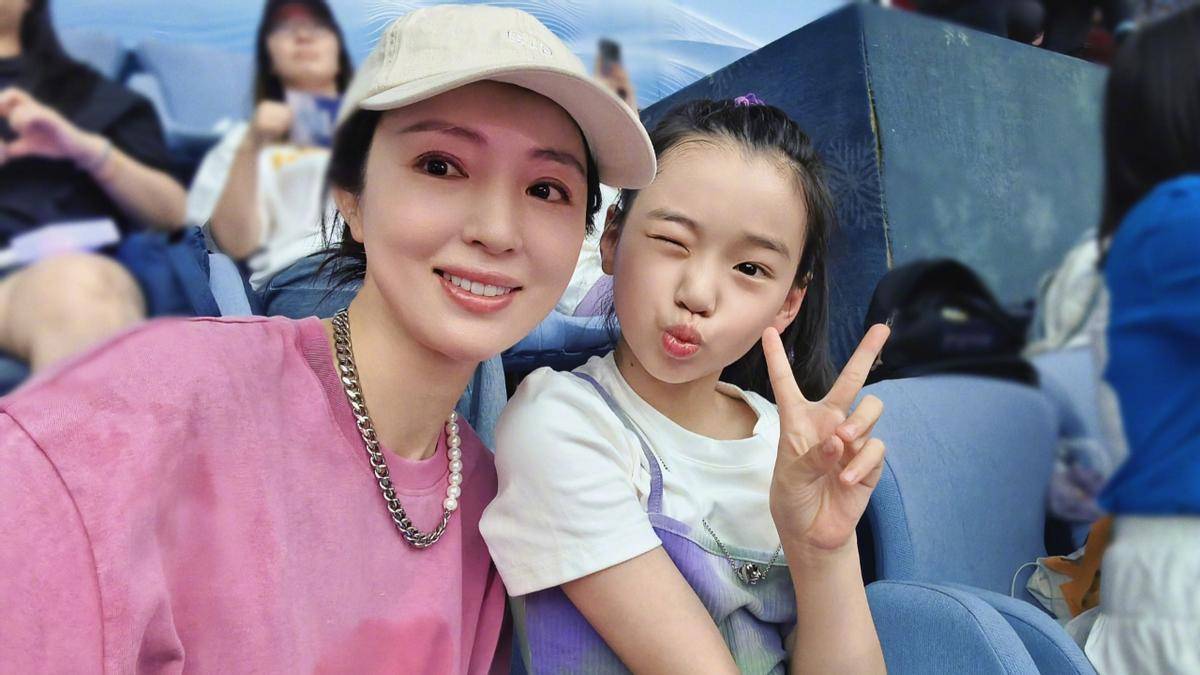 原创            前脚恋情曝光，后脚抬上综艺！董璇终于也走了黄圣依的路子！