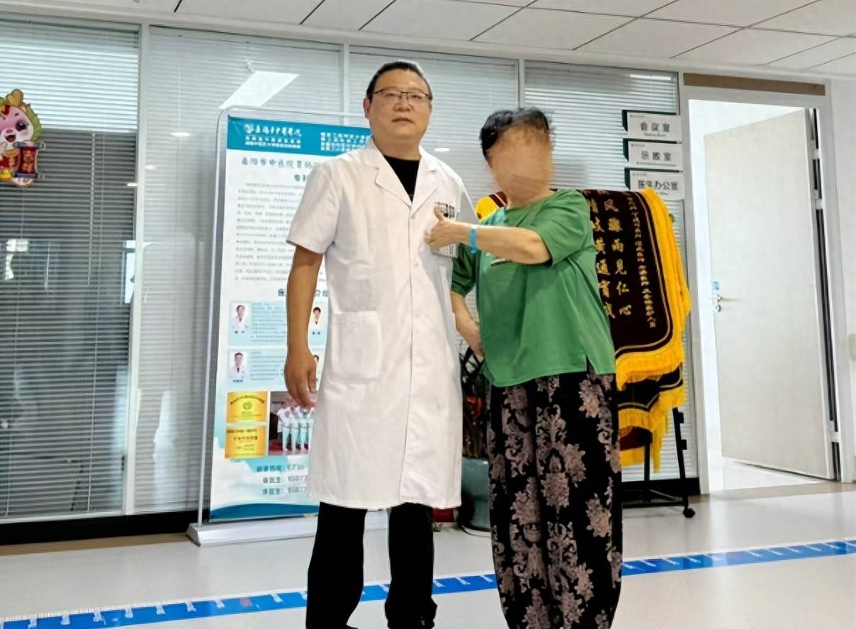 厉害了！胸腔镜的几个“小孔”，助81岁老人抗癌成功