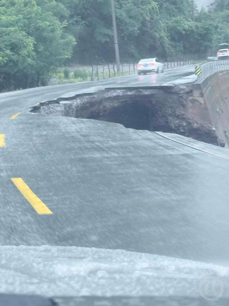 九寨沟国道塌方自驾游客隧道滞留近10小时，暴雨突袭四川多个景区关闭