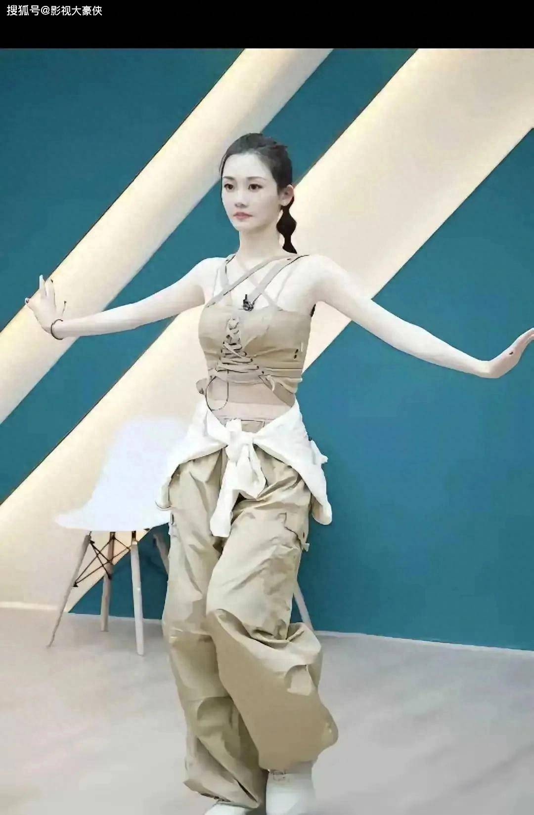 一眼沦陷！怪不得郑凯说，第一眼觉得这姑娘好清澈啊，就喜欢上了