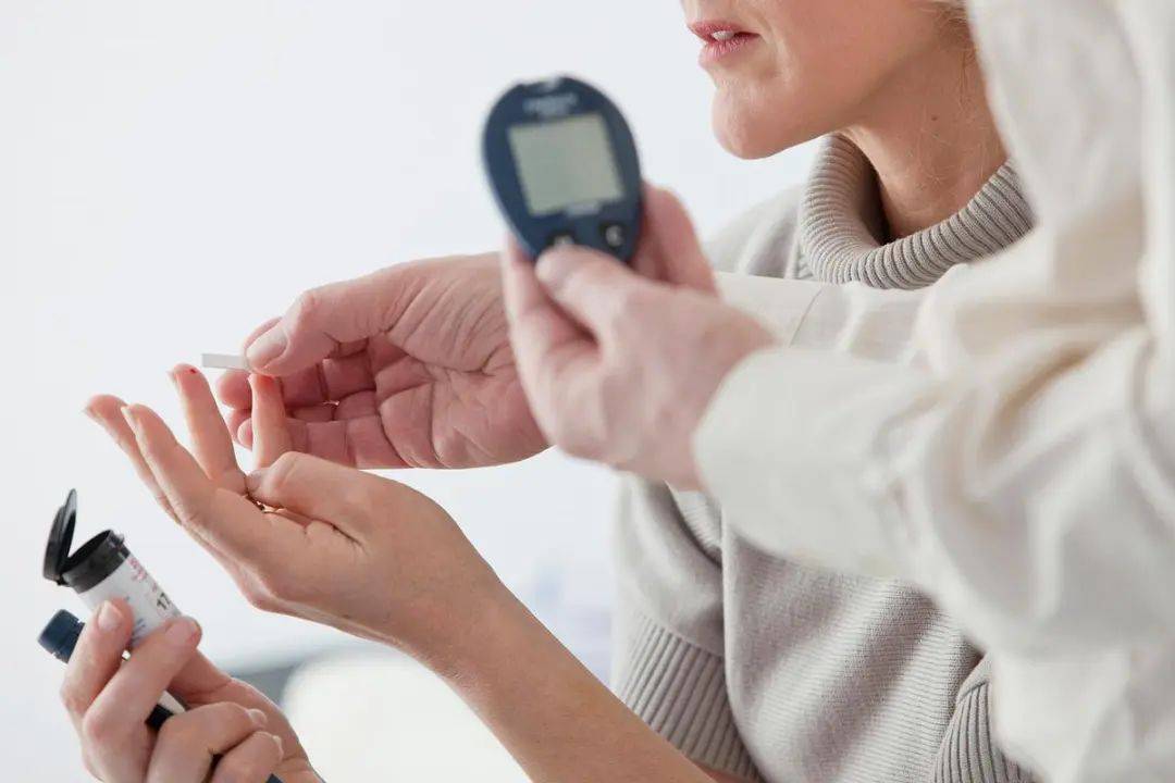 58岁女子血糖从15降到4.6，医生：她的4个降糖习惯，值得学习