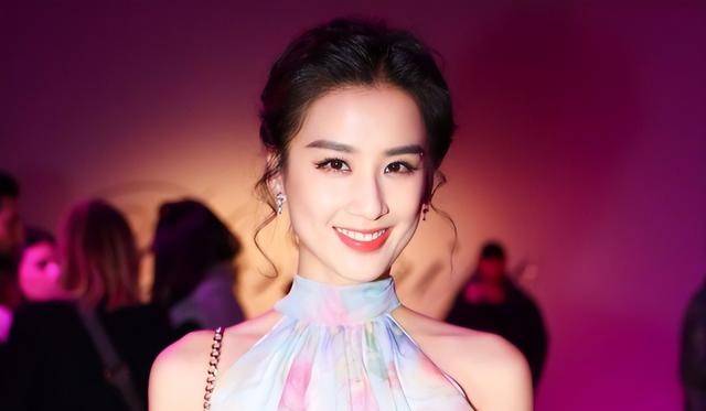 原创            黄圣依曝初恋是贾乃亮，害羞捂脸承认，至今保持同学联系