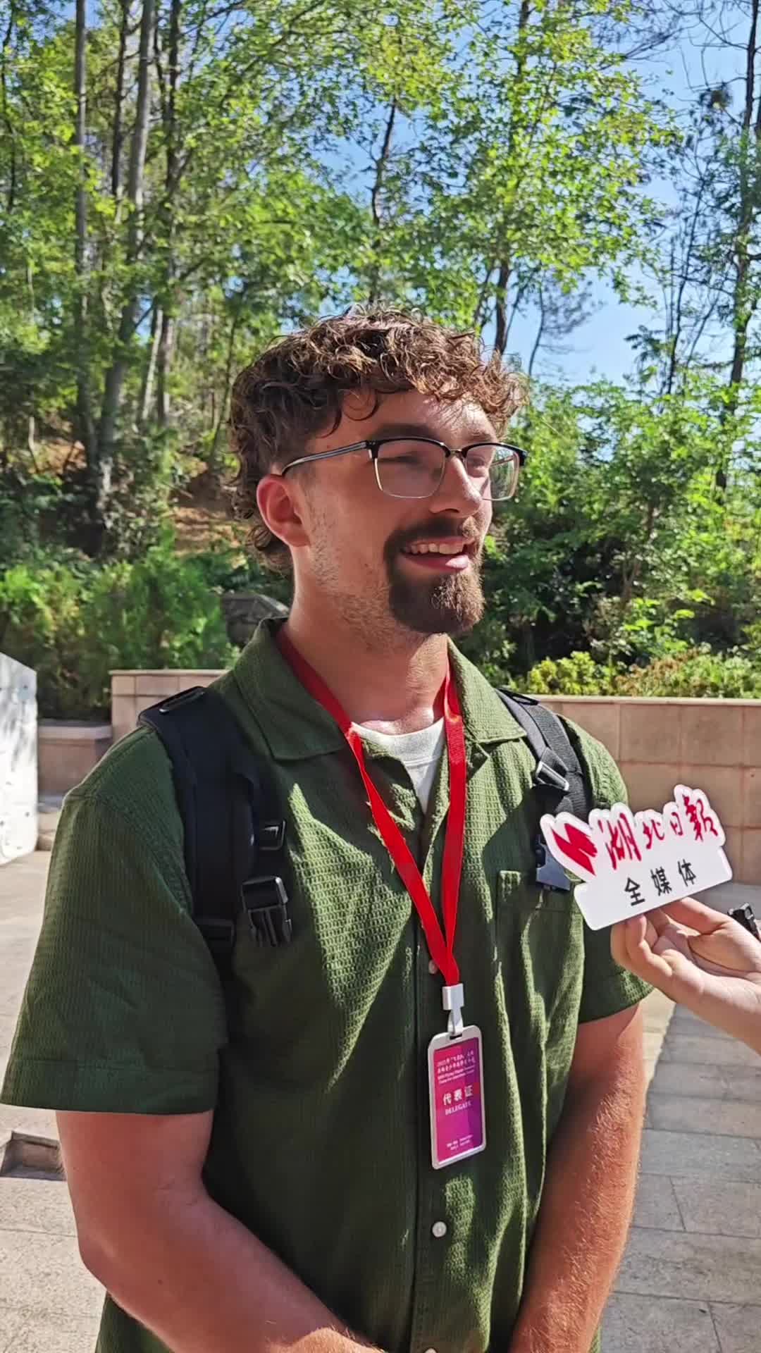 本尼达是美国人，为什么葬在中国？美国学生在红安寻找答案