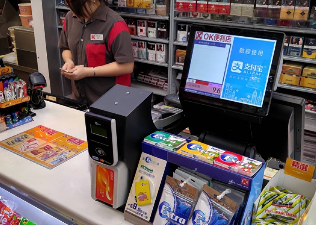 原创            香港明明是中国的领土，为什么用的是港币？不能强制用人民币吗？