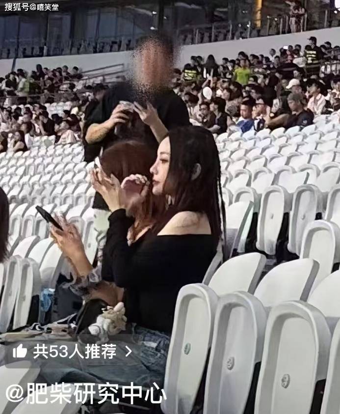 原创            李小璐现身KANYE上海演唱会！