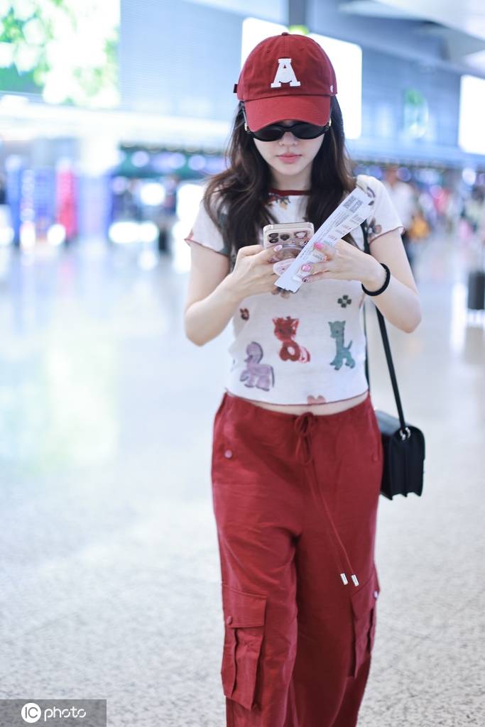 李小璐现身上海机场 卡通印花T恤搭红色工装裤亮眼吸睛