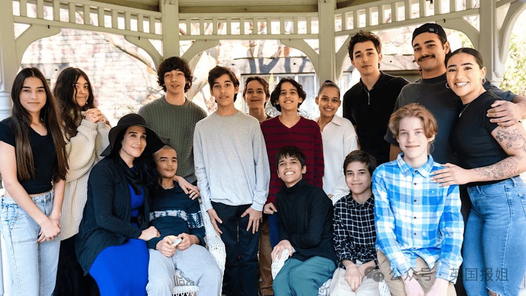 单亲妈妈生完6胎又人工怀8胞胎！拍真人秀被批“啃娃”，网友：难评！