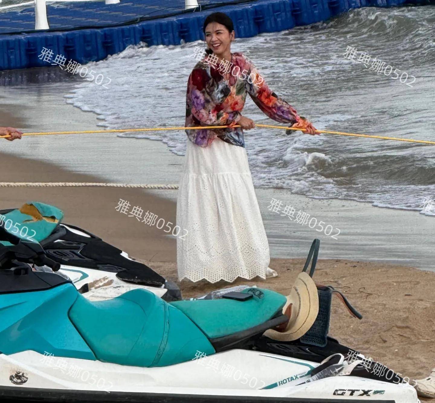 原创            三亚海边偶遇刘涛，47岁的她皮肤黝黑，一口大白牙笑容极具感染力